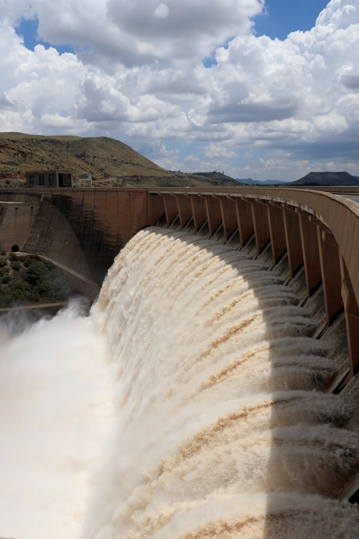 Vertedouro de barragem descarregando água