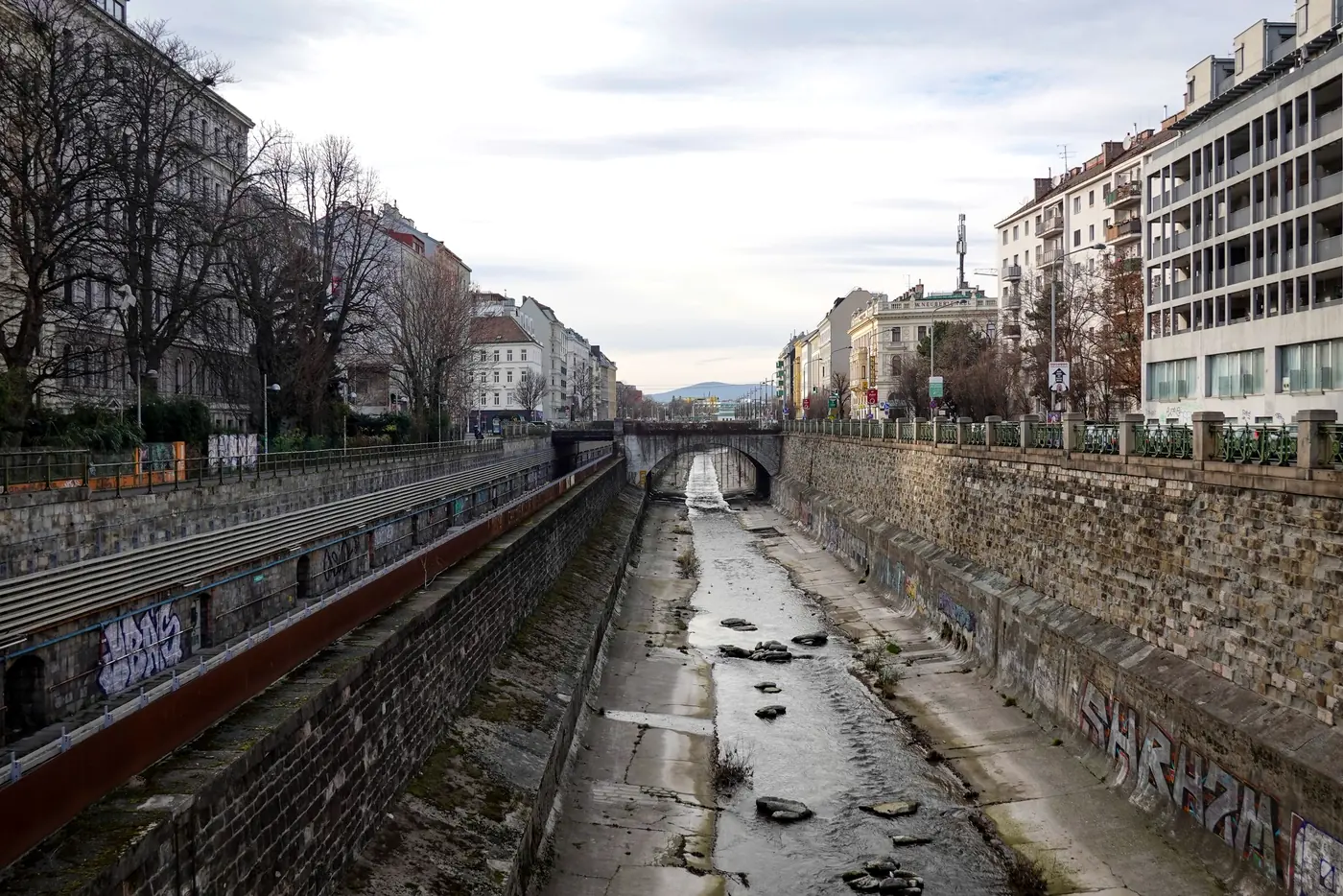 Canal urbano de concreto entre avenidas