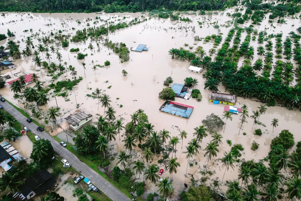 Área urbana alagada após chuva intensa, vista aérea