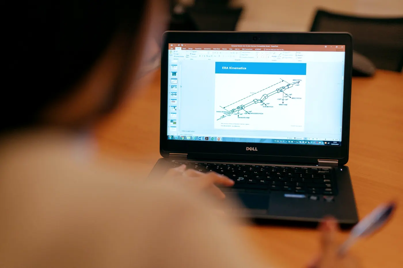 Engenheira analisando gráfico de resultados no computador