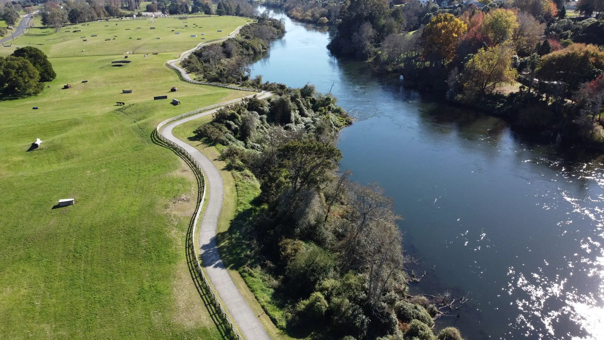 Rio com margens preservadas atravessando área de parque