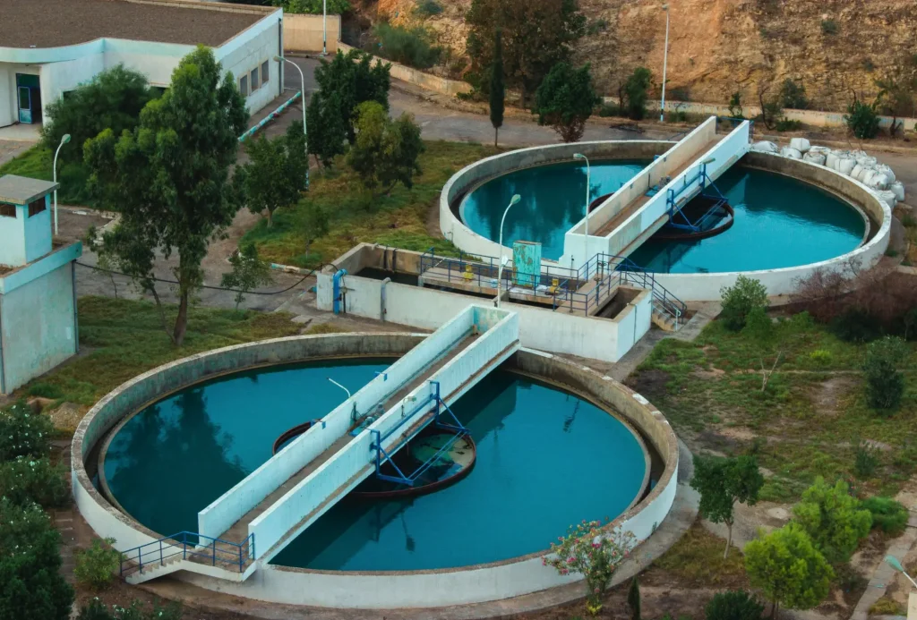 Tanques circulares de uma estação de tratamento, vistos de cima