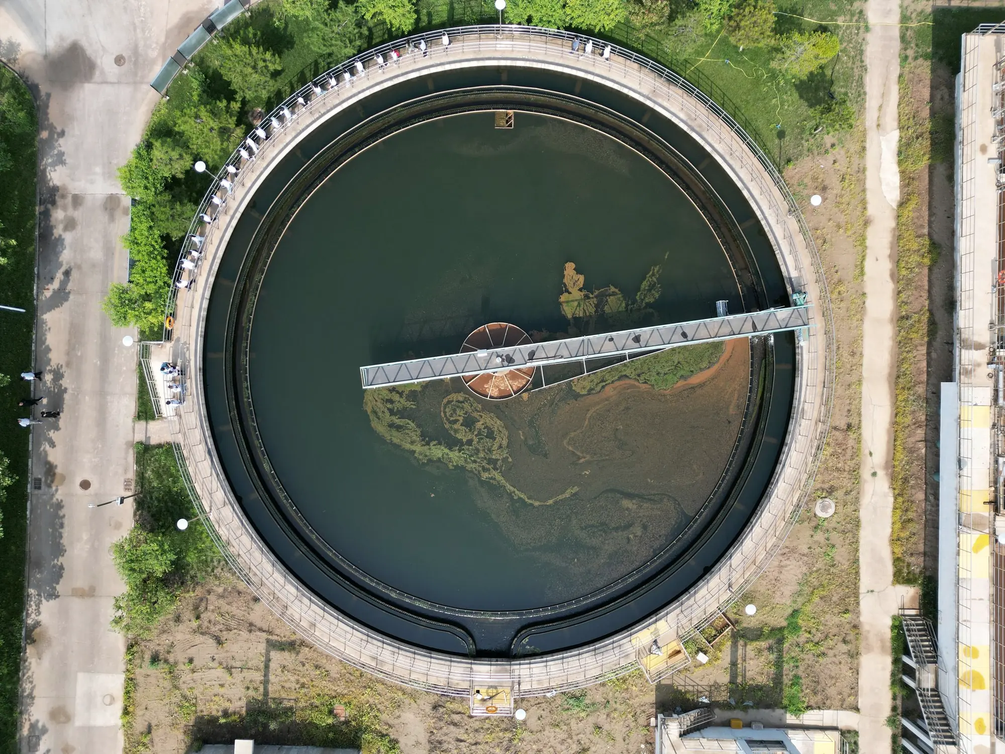Decantador circular de estação de tratamento visto de cima